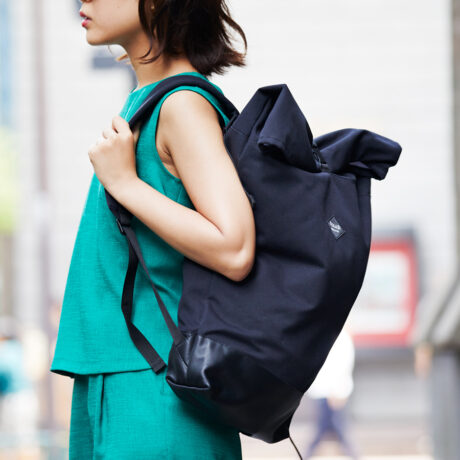 Woman wearing the Braasi NOIR backpack in full black, which has a simplistic design and goes with everything.