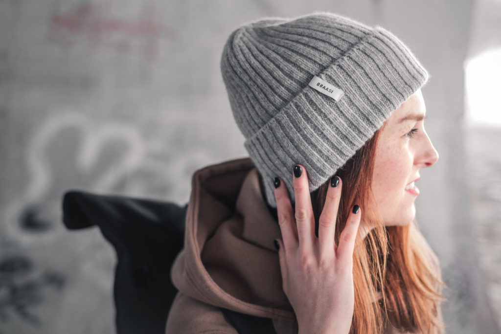 A model wearing the grey Braasi beanie made from lambs wool