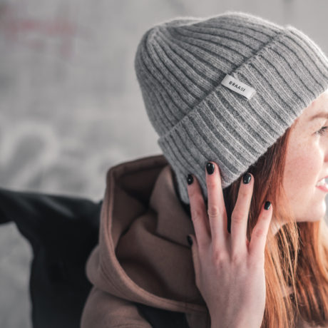 A model wearing the grey Braasi beanie made from lambs wool