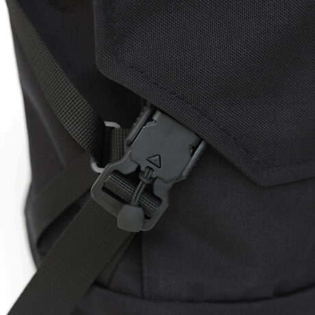 A close-up of the fidlock in Braasis black Klopista backpack