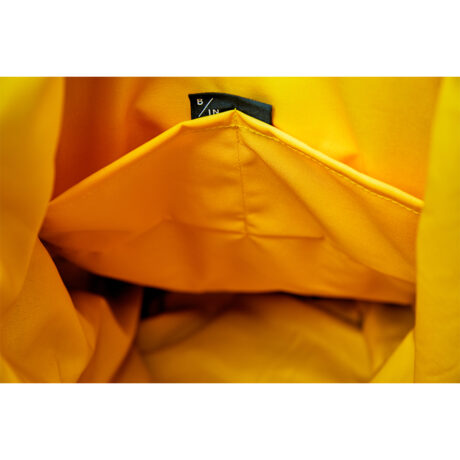 Žlutá podšívka z Cordury v batohu od Braasi
